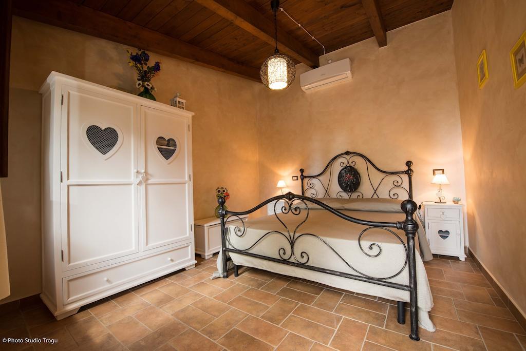 Il Giardino Dei Flintstones B&B Cerveteri Phòng bức ảnh
